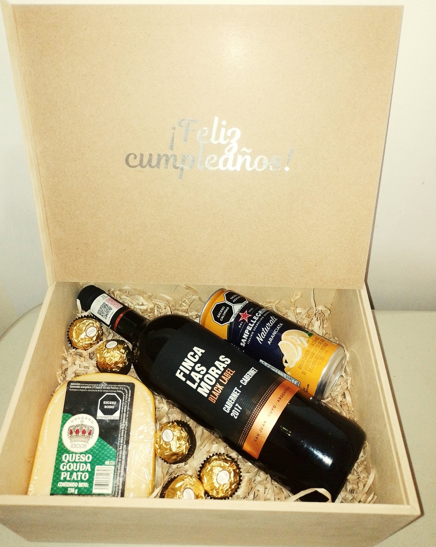 caja con vino tinto las moras queso gouda chocolates y pellegrino
