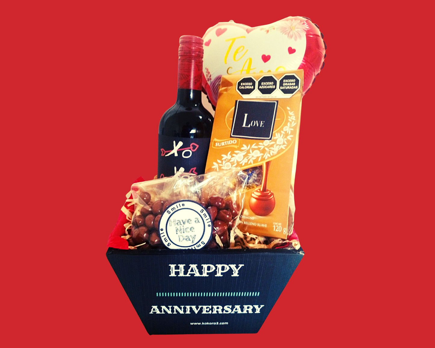 Regalo de aniversario de novios esposos regalo con vino chocolate y pasitas con chocolate.
