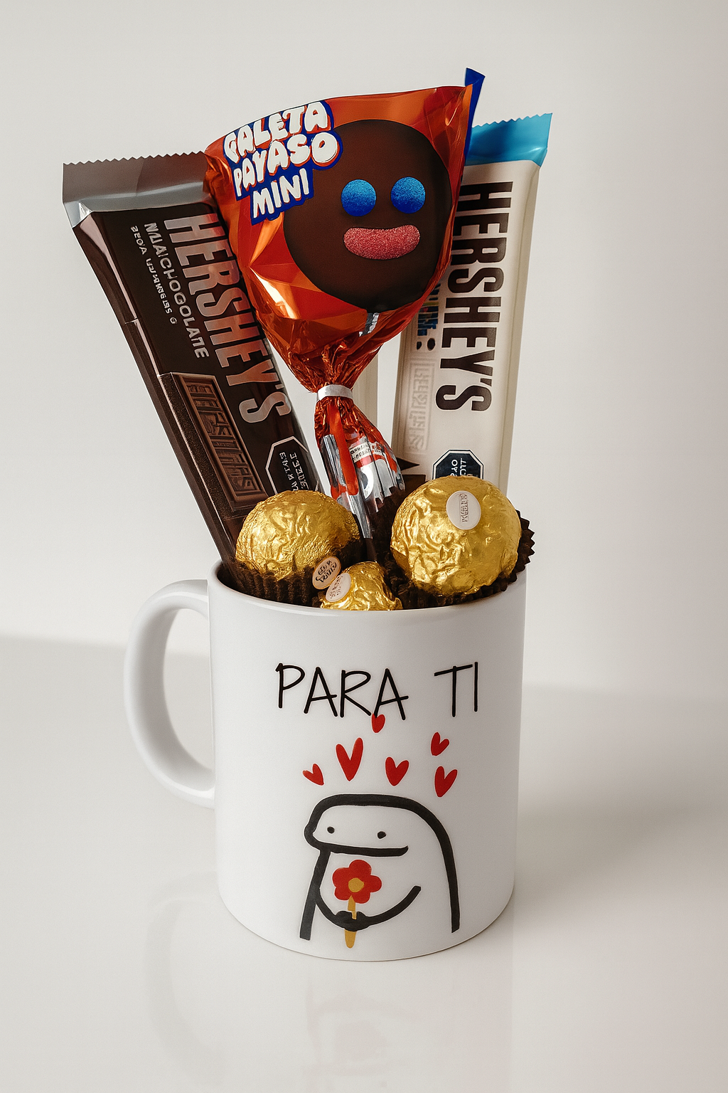 taza con chocolates y ferrero rocher