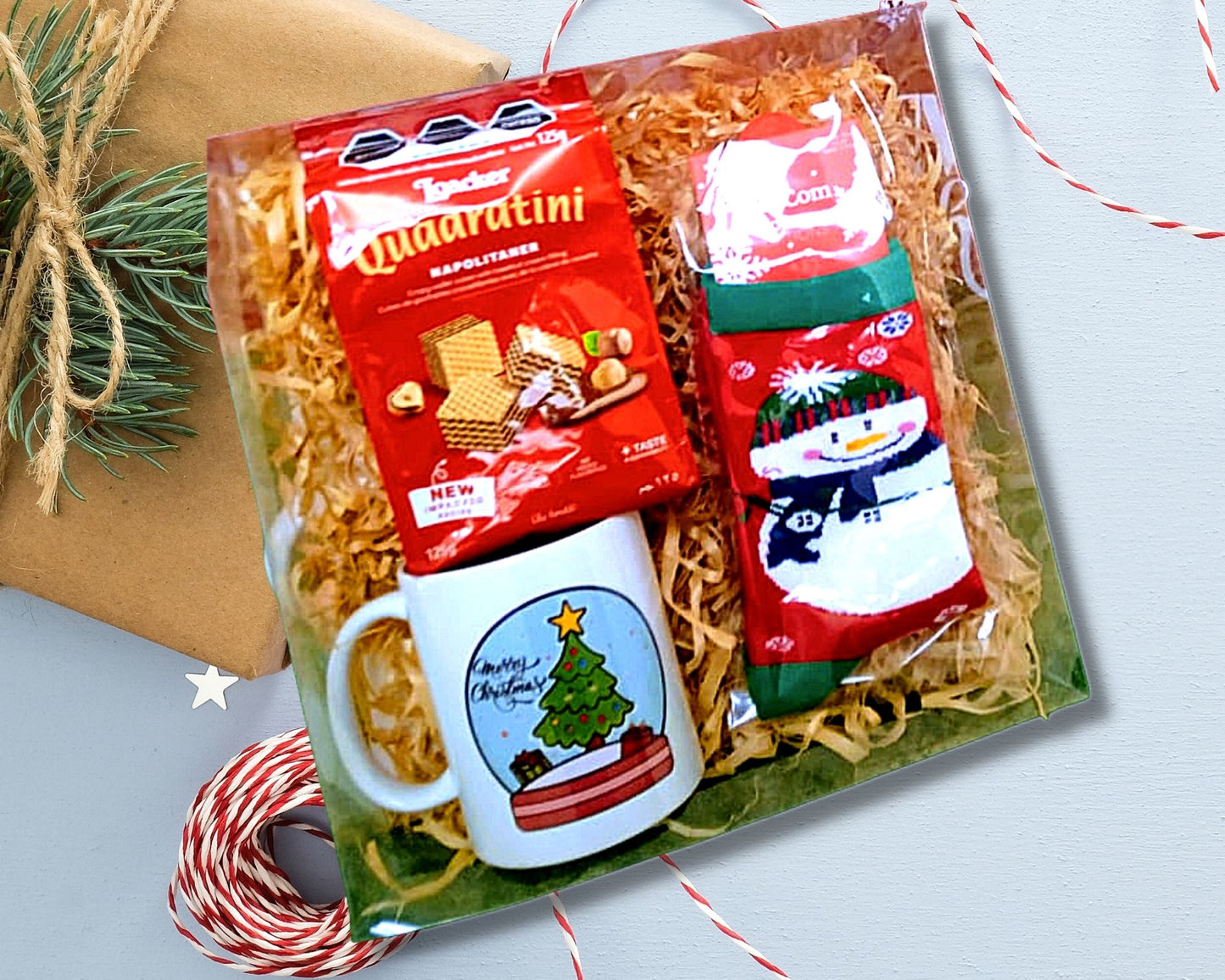 regalo con calcetines galletas y taza