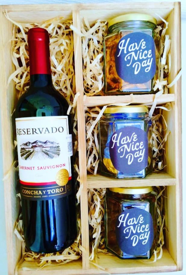 Box de madera con vino tinto chileno snacks ferrero y pasitas con chocolate regalos de cumpleaños para hombres regalos a domicilio polanco santa fe coyoacan del valle napoles roma condesa Xochimilco pedregal Lindavista Anzures iztapalapa regalos para hombre