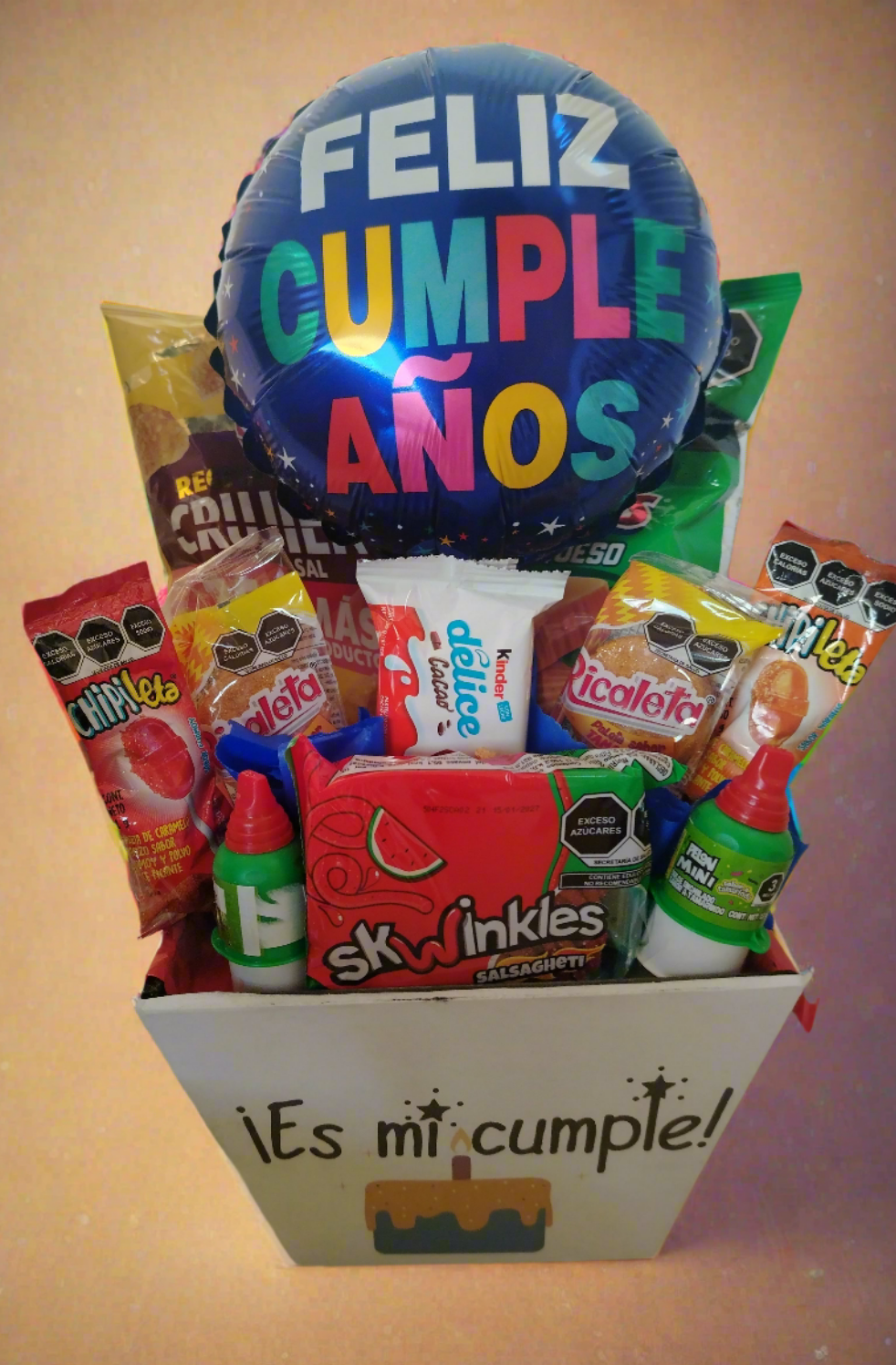Bouquet de cumpleaños con dulces surtidos y globo de cumpleaños 