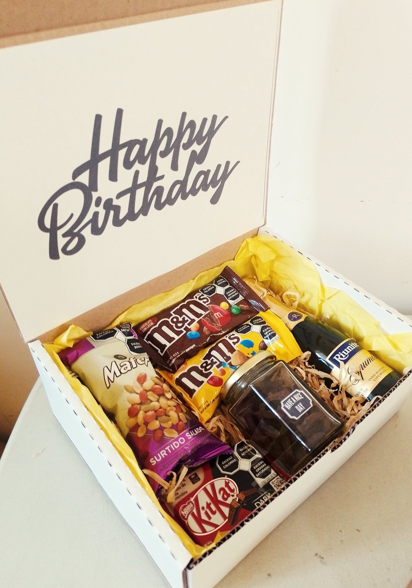 box con vino espumoso riunite pretzels y botanas y chocolates para regalo de cumpleaños regalo con vino espumoso pretzels y chocolates. Regalo corporativo 