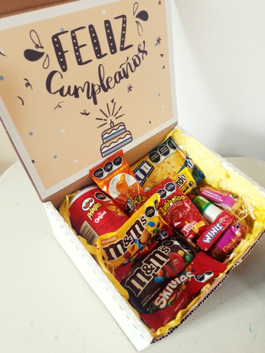 box de feliz cumpleaños con dulces snacks papas chocolates. sorpresa a domicilio oficina hospital