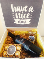 regalo con botella de vino tinto chileno ferrero rocher y botanas