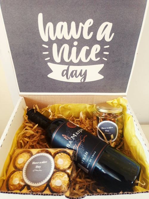 regalo con botella de vino tinto chileno ferrero rocher y botanas