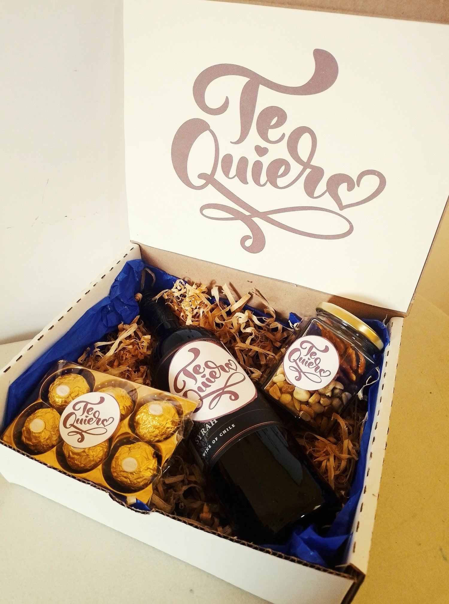 Box con motivos de te quiero para cualquier ocasion y motivo . vino y chocolates ferrero rocher regalo de amistad