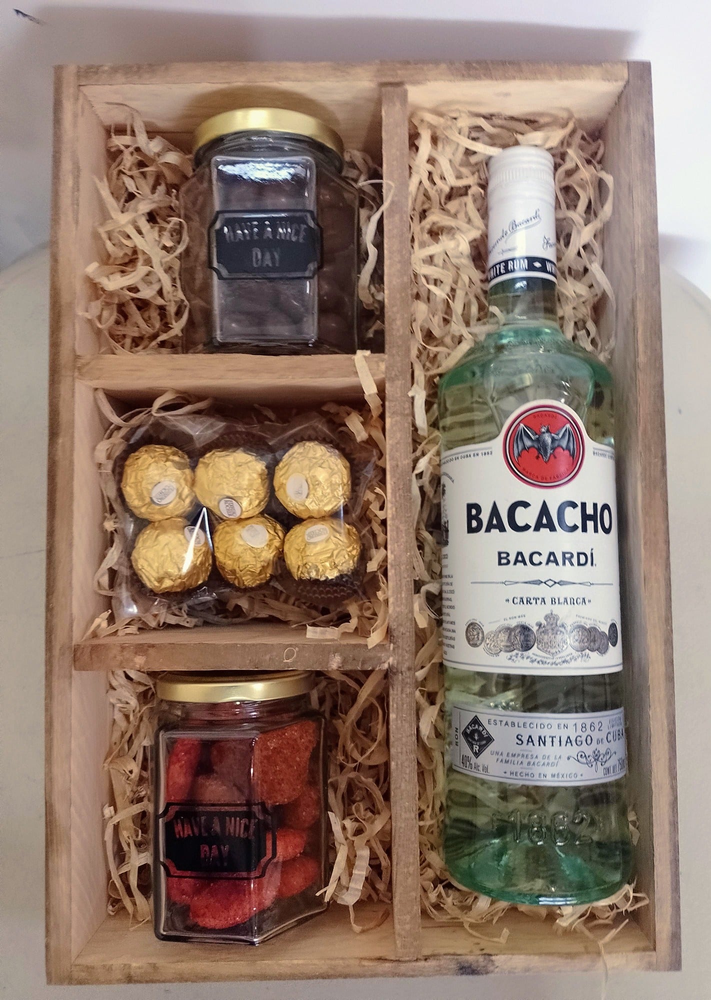 box con bacardi blanco gomitas y ferrero rocher  regalo corporativo de cumpleaños todos motivos canastas y arcones a domicilio cdmx cajas de regalo con vino y licores navideños