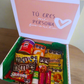 box de regalo de san valentin con la frase tu eres mi persona favorita. Box con dulces para regalar a novios, esposos , aniversario.