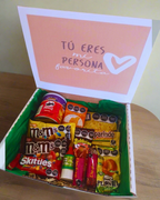 box de regalo de san valentin con la frase tu eres mi persona favorita. Box con dulces para regalar a novios, esposos , aniversario.