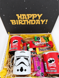 caja con taza de storm trooper  dulces y papas
