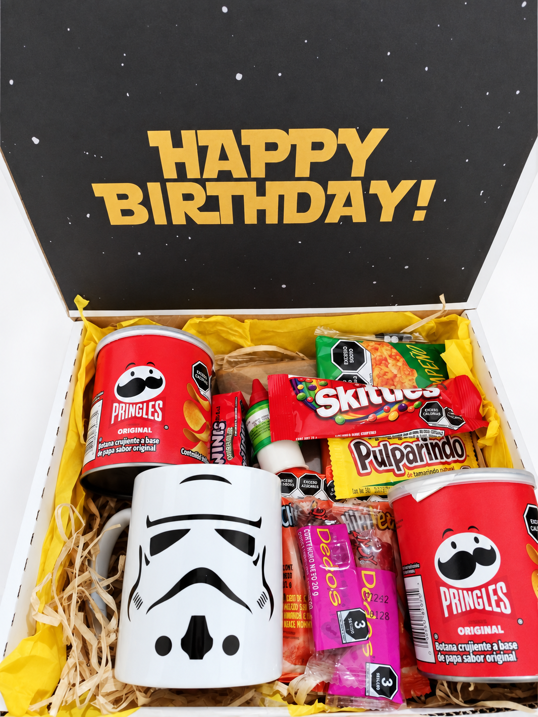 caja con taza de storm trooper  dulces y papas
