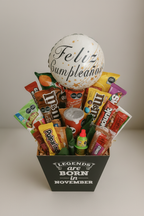 Close-up dulces bouquet caja negra Legends are Born con globo Feliz Cumpleaños