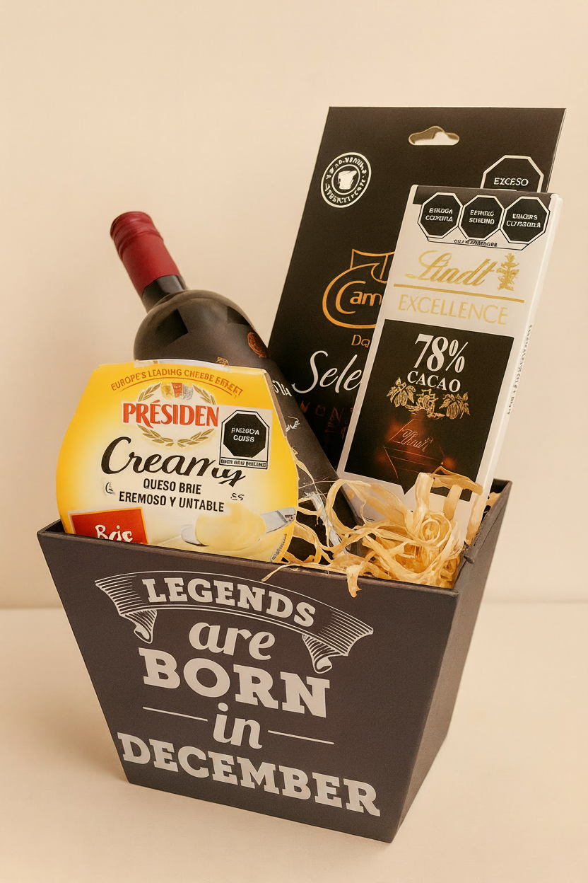 Close-up detalle gourmet caja Legends are Born con vino, queso brie y chocolate Lindt