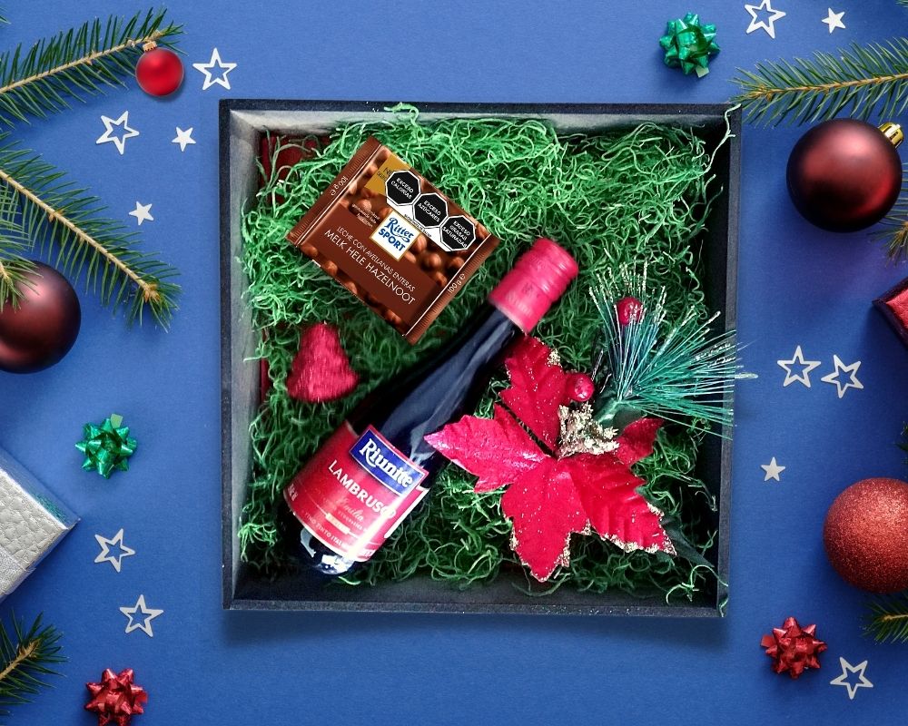 box con botella de vino lambrusco y chocolate ritter.  Regalos navideños economicos y elegantes. 